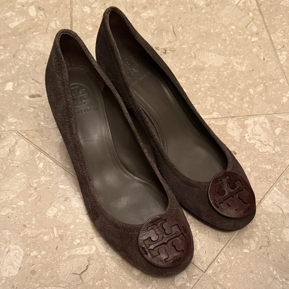 Tory Burch Sally Wedge Pumps in Gray Suede Brown Logo Size 11